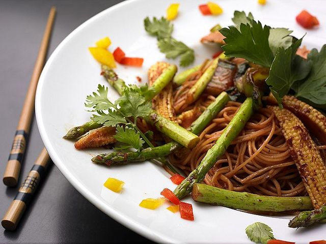Glasnudeln mit Mini Grünspargeln und Tamarinde