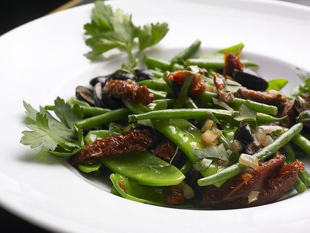 Bohnen extra fein und Mini Kefen mit Oliven und getrockneten Tomaten